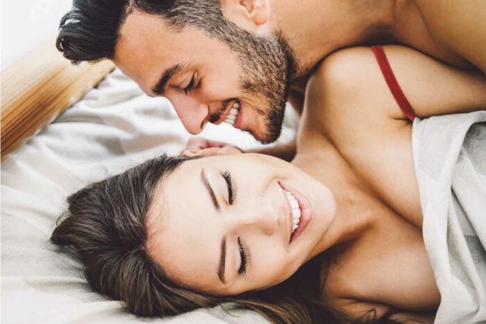 Las caricias previas a la relación sexual tienen una gran importancia, ya que preparan el cuerpo del hombre y de la mujer para disfrutar mejor el momento